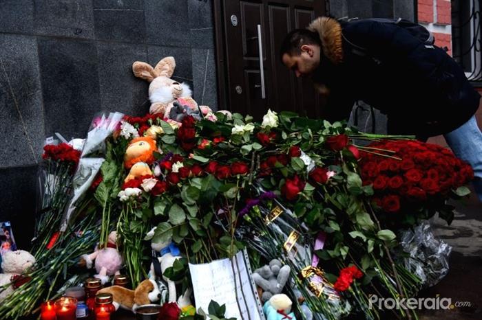 Rất nhiều hoa, đồ chơi cùng những lời cầu nguyện tại khu tưởng niệm các nạn nhân vụ cháy trung tâm thương mại Winter Cherry ở thành phố St. Petersburg.