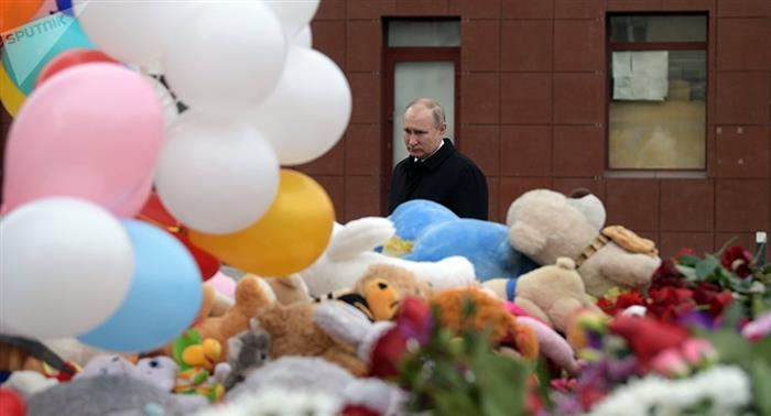 Sáng sớm 27-3, Tổng thống Nga Putin cũng đã tới thành phố Kemerovo, sau một chuyến bay xuyên đêm, để tưởng nhớ các nạn nhân vụ hoả hoạn. Ông tuyên bố những kẻ gây ra vụ cháy sẽ bị trừng phạt thích đáng.