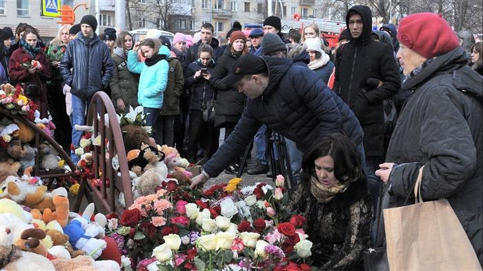 Theo TASS, nước Nga sẽ dành ngày 28-3 là ngày quốc tang để tưởng nhớ các nạn nhân vụ cháy trung tâm thương mại Winter Cherry.