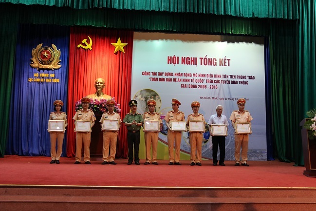 Thứ trưởng Nguyễn Văn Sơn trao Bằng khen tặng các đơn vị, tổ chức, cá nhân có thành tích xuất sắc.