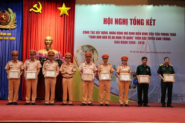 Thiếu tướng Trần Sơn Hà trao Giấy khen tặng các đơn vị, tổ chức, cá nhân có thành tích xuất sắc.