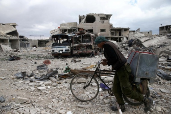 Khu vực Douma, Đông Ghouta trở nên tiêu điều, hoang tàn. Ảnh: Reuters