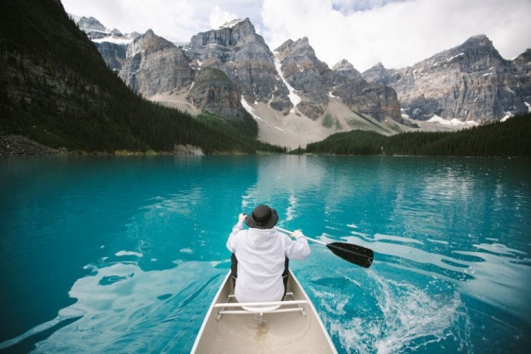 Hồ Moraine, Canada: Khó có thể tưởng tượng có một cái hồ đẹp mê hồn giữa điệp trùng núi non hùng vĩ như vậy. (Nguồn: Brain Berries)