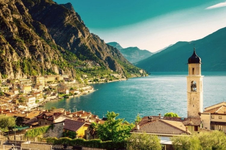 Hồ Garda, Italy: Đây là hồ lớn nhất nước Italy với mật độ dân số quanh bờ đông nhất châu Âu. (Nguồn: Brain Berries)