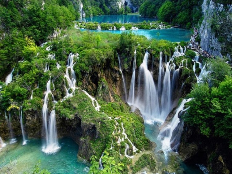 Nhóm hồ Plitvice, Croatia: 16 hồ xanh dương với nước trong như pha lê, kết nối bởi hàng trăm thác nước, có lẽ là đích đến thú vị nhất cho chuyến du lịch Croatia. (Nguồn: Brain Berries)