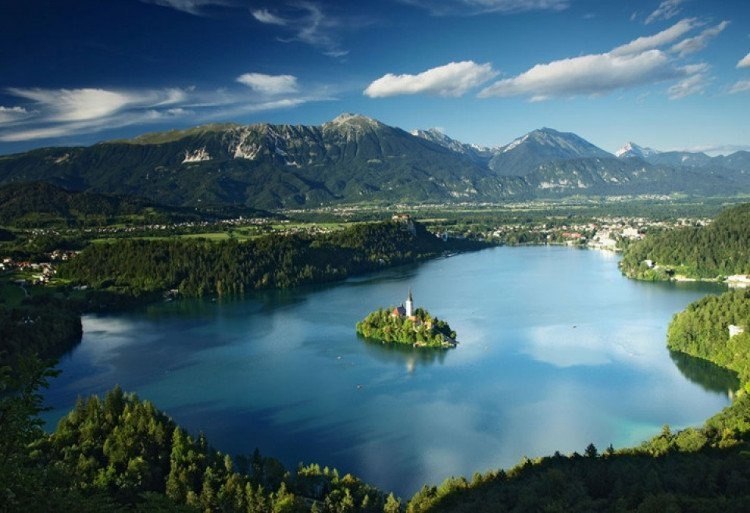 Hồ Bled, Slovenia: Hồ này gần như được bao quanh bởi các ngọn núi và cảnh hồ Bled tuyệt mỹ nhất là nhìn từ một lâu đài cổ tọa lạc trên một vách đá cao 140m. (Nguồn: Brain Berries)