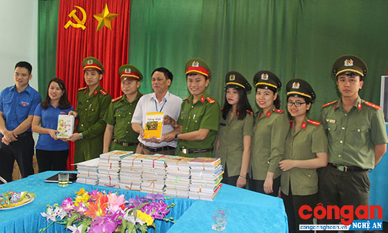 Chi đoàn Công an huyện Quỳ Hợp tặng 200 đầu sách giáo khoa cho Trường Tiểu học Châu Tiến