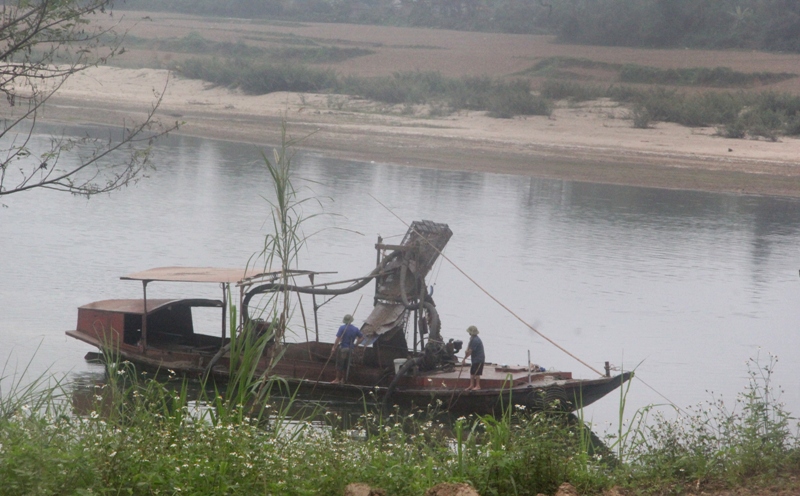 Một chiếc tàu đang hút cát trái phép cạnh bến đò xã Tào Sơn.