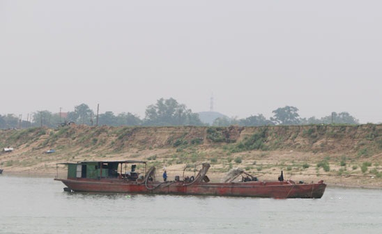 Tại huyện Đô Lương, đập Bara cũng đang bị uy hiếp khi hằng ngày có những chiếc tàu di động hút cát, sỏi tái phép như thế này.