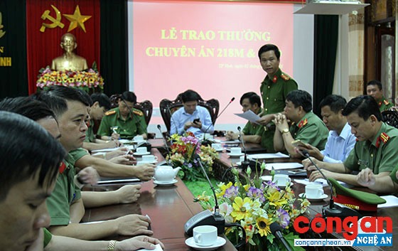 Đồng chí Trung tá Trần Đức Thân, Phó Trưởng CATP Vinh báo cáo tóm tắt quá trình khám phá 2 chuyên án.