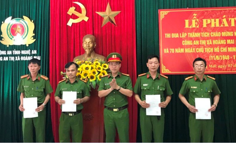 Đồng chí Trung tá Nguyễn Bình Hà, Trưởng Công an TX Hoàng Mai trao thưởng cho các tập thể, cá nhân đạt thành tích xuất sắc trong tháng 3.