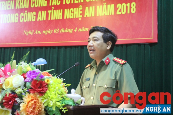 Đồng chí Đại tá Hồ Văn Tứ,  Phó Bí thư Đảng ủy, Phó Giám đốc Công an tỉnh phát biểu tại Hội nghị