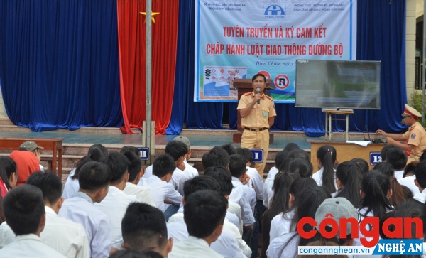 Lực lượng CSGT tuyên truyền Luật Giao thông đường bộ cho học sinh trên địa bàn huyện Diễn Châu