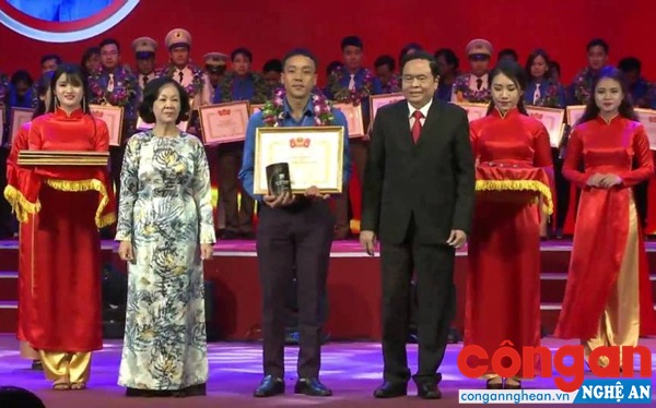 Anh Trần Anh Đức nhận giải thưởng Lý Tự Trọng năm 2018 do Trung ương Đoàn TNCS Hồ Chí Minh trao tặng