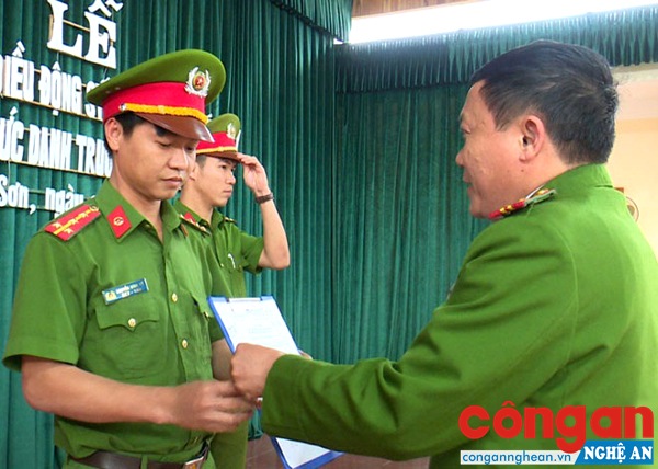 Thượng tá Thái Khắc Thống, Trưởng Công an huyện Đô Lương thừa ủy quyền, trao quyết định điều động chức danh Trưởng và Phó trưởng Công an xã Đông Sơn