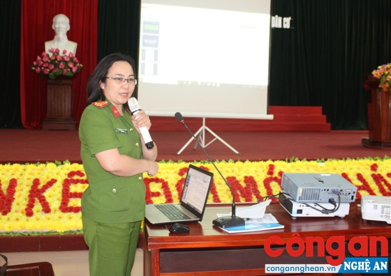 Chỉ huy Đội Chứng minh - Hộ khẩu Phòng Cảnh sát QLHC về TTXH Công an Nghệ An trình bày nội dung tập huấn