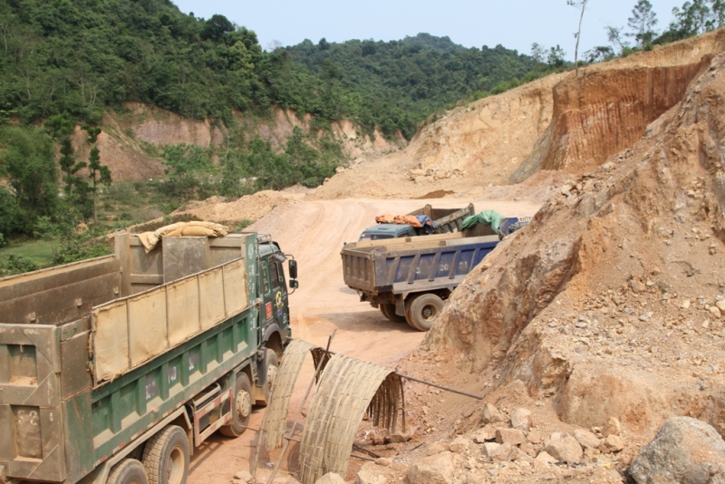   Chủ tịch UBND phường Long Sơn Hồ Thanh Phong khẳng định mỏ đất trên địa bàn đã đình chỉ, ngừng khai thác từ lâu nhưng trưa ngày 05/4/2018 có mặt tại hiện trường, phóng viên ghi nhận vẫn có rất nhiều xe ben, xe tải chờ “ăn đất”.