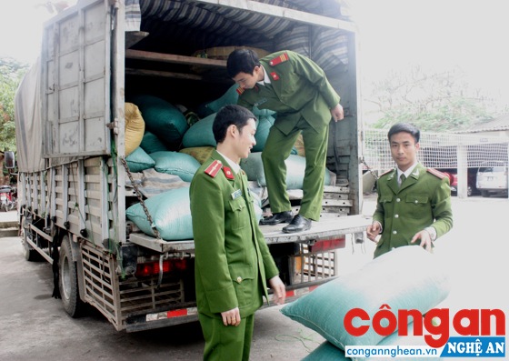 Công an huyện Thanh Chương bắt giữ vụ vận chuyển hàng hóa không rõ nguồn gốc, xuất xứ