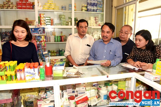 Ông Dương Đình Chỉnh, quyền Giám đốc Sở Y tế và đoàn công tác kiểm tra một nhà thuốc trên địa bàn xã Hưng Tây, huyện Hưng Nguyên