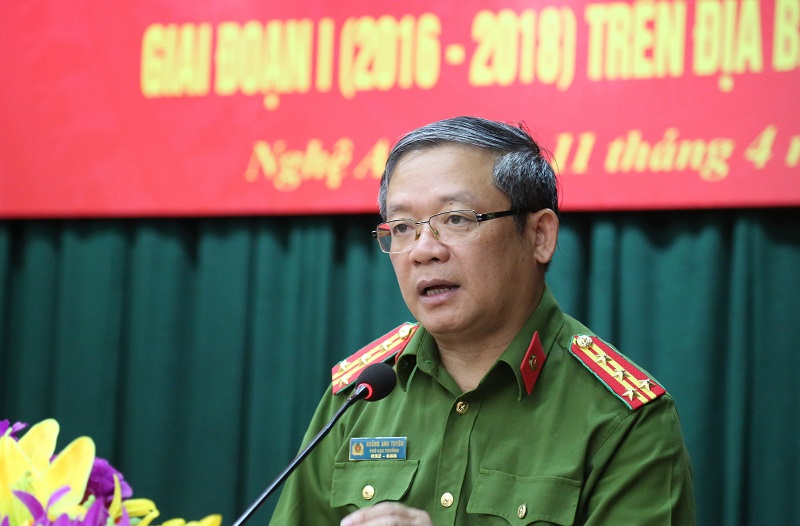 Đại tá Hoàng Anh Tuyên, Phó Cục trưởng cục C42 phát biểu tại hội nghị