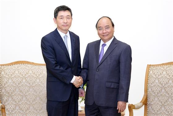 Thủ tướng Nguyễn Xuân Phúc tiếp Đại sứ Hàn Quốc Lee Hyuk. Ảnh: VGP/Quang Hiếu