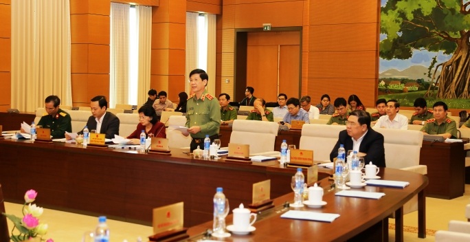 Thứ trưởng Nguyễn Văn Sơn đọc Tờ trình tại phiên họp.