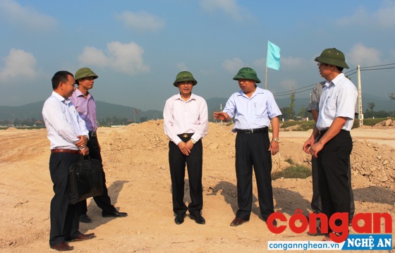 Đồng chí Nguyễn Xuân Đường, Chủ tịch UBND tỉnh cùng đại diện Tổng Công ty Becamex IDC khảo sát thực địa, nắm bắt tình hình giải phóng mặt bằng, triển khai thực hiện dự án tại huyện Hưng Nguyên