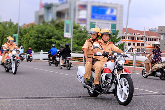 Lực lượng Cảnh sát giao thông ra quân bảo đảm trật tự, an toàn giao thông.
