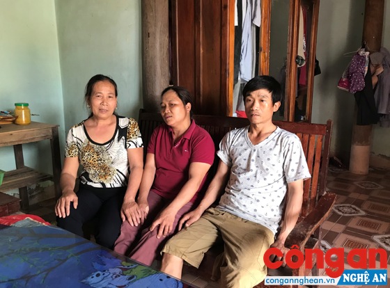 Bà nguyễn Thị Thao, Chủ nhiệm CLB “Vòng tay nhân ái” thăm hỏi, động viên gia đình anh chị Thủy - Chung
