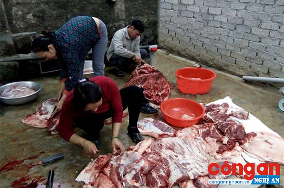 Việc giết mổ và thái cắt thịt đều được các gia đình thực hiện ngay trên nền xi măng, không đảm bảo vệ sinh