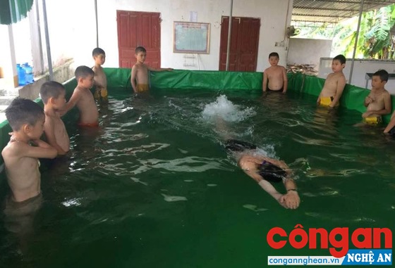 Dạy bơi cho học sinh tại Trường Tiểu học thị trấn Anh Sơn, huyện Anh Sơn bằng bể bơi di động