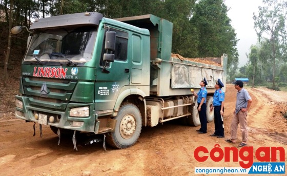 Lực lượng Thanh tra GTVT Nghệ An kiểm tra kích thước thùng xe tại mỏ đất