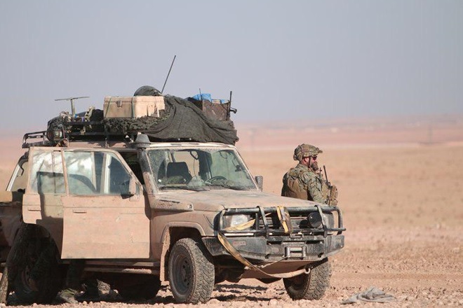 Một binh sĩ Mỹ đứng canh gác gần căn cứ al-Tanf ở Syria