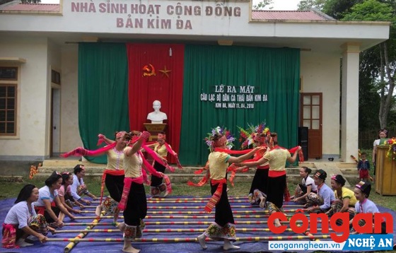 Tiết mục hát múa dân ca Thái tại buổi lễ ra mắt CLB dân ca Thái, bản Kim Đa, xã Lục Dạ