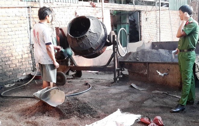 Hàng chục tấn cà phê “bẩn” đang được cơ sở sản xuất chuẩn bị tuôn ra thị trường bị phát hiện, bắt giữ.