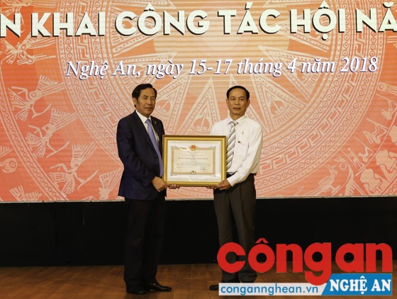 Đồng chí Thuận Hữu trao Huân chương Bảo vệ Tổ quốc cho các cá nhân