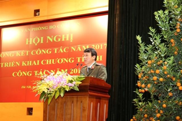 Thiếu tướng Lương Tam Quang, Chánh Văn phòng Bộ Công an phát biểu tại Hội nghị tổng kết công tác năm 2017, triển khai chương trình công tác năm 2018 của Văn phòng Bộ.