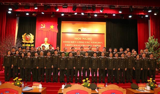 Bộ trưởng Tô Lâm cùng các đại biểu dự Hội nghị tổng kết công tác năm 2017, triển khai chương trình công tác năm 2018 của Văn phòng Bộ.