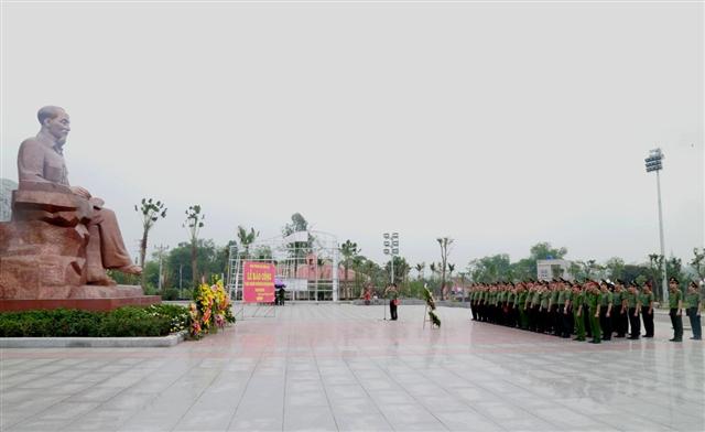 Đoàn đại biểu Văn phòng Bộ Công an dâng hương, dâng hoa trước tượng đài Bác Hồ tại Khu lưu niệm Sáu điều Bác Hồ dạy CAND.