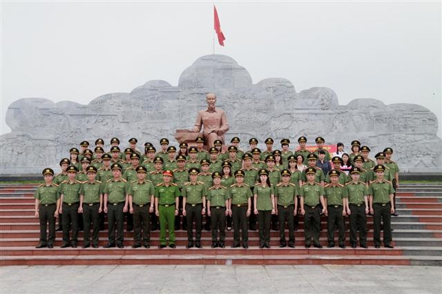 Thiếu tướng Lương Tam Quang cùng các đại biểu tại Khu lưu niệm Sáu điều Bác Hồ dạy CAND.