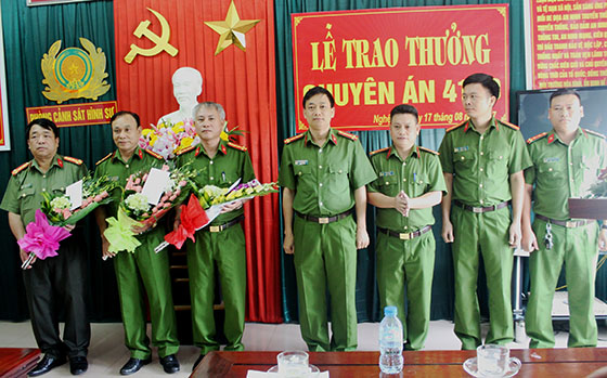 Đồng chí Đại tá Nguyễn Mạnh Hùng, Thủ trưởng cơ quan CSĐT, Phó giám đốc Công an tỉnh trao thưởng cho Phòng Cảnh sát Hình sự và các đơn vị về thành tích khám phá vụ trộm két trên địa bàn tỉnh