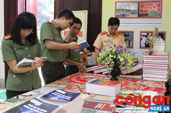 CBCS Công an Nghệ An hào hứng tham gia đọc sách tại Ngày hội đọc sách (16/4)