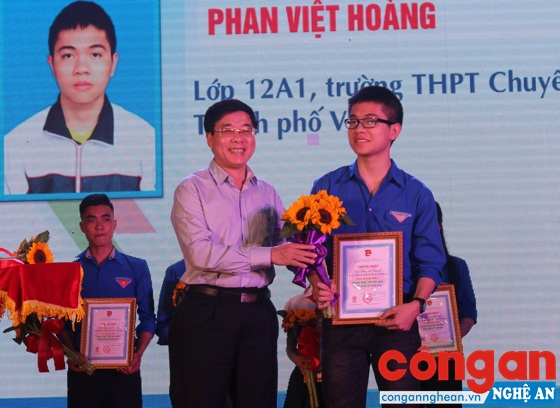  Phan Việt Hoàng tại Lễ tuyên dương thanh thiếu nhi tiêu biểu năm 2017 do Tỉnh đoàn tổ chức tháng 3/2018