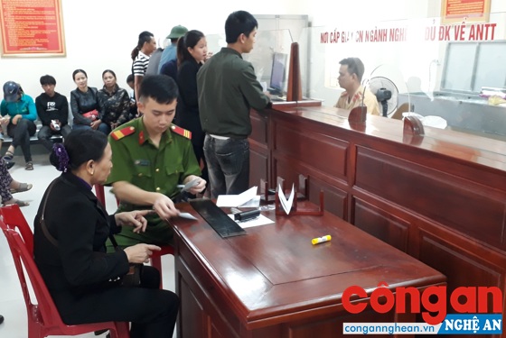  Công an huyện Diễn Châu hướng dẫn người dân giải quyết các thủ tục hành chính tại “Bộ phận một cửa”