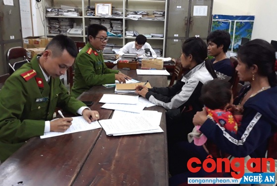 Cán bộ Công an huyện Kỳ Sơn lấy lời khai đối tượng trong vụ mua bán người