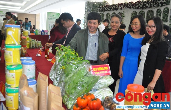 Các sản phẩm của HTX Dịch vụ nông nghiệp Hương Sơn, huyện Kỳ Sơn được trưng bày tại Hội nghị kết nối cung - cầu hàng hóa 2017 tại Nghệ An   