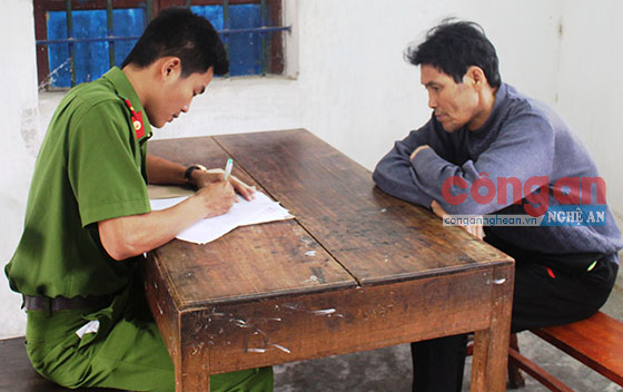 Cán bộ Công an huyện Quỳnh Lưu lấy lời khai của đối tượng Nguyễn Văn Phong