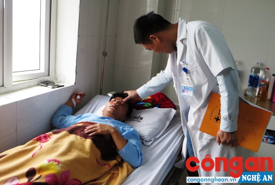  Thầy giáo Đặng Minh Thủy nằm điều trị tại Bệnh viện Đa khoa Phủ Diễn