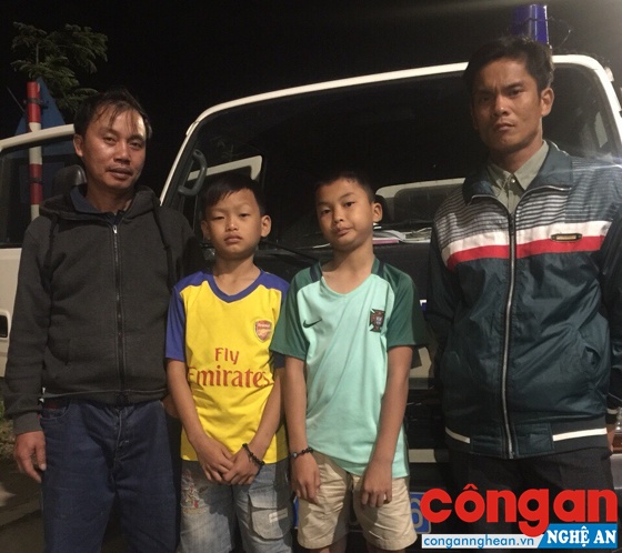 2 cháu bé bị thất lạc được CSGT Công an huyện Nghi Lộc tìm thấy đưa trở về với gia đình