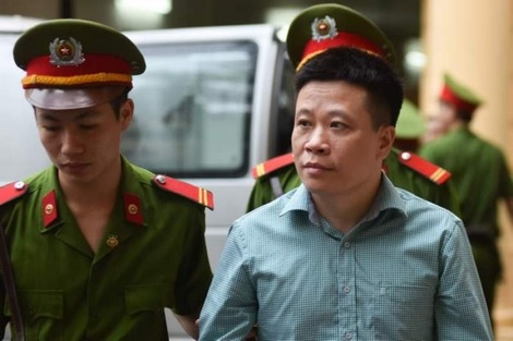 Ông Hà Văn Thắm bị dẫn giải đưa ra xét xử trong đại án Oceanbank.